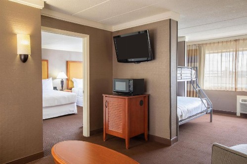 Sheraton Niagara Falls - image 12
