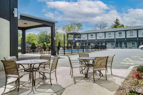 Days Inn & Suites by Wyndham Niagara Falls/Buffalo - image 21