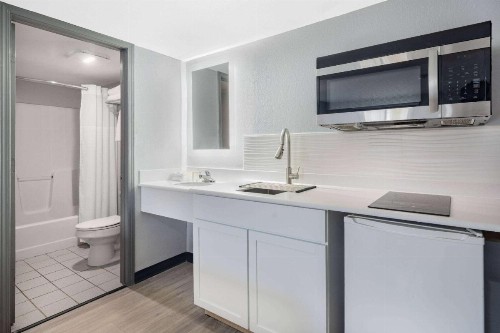 Days Inn & Suites by Wyndham Niagara Falls/Buffalo - image 35