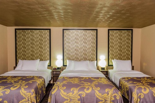 Aarya Hotel By Niagara Fashion Outlets - image 5
