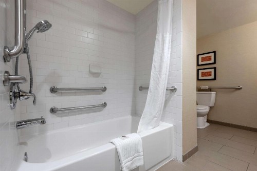 Comfort Inn The Pointe - image 22