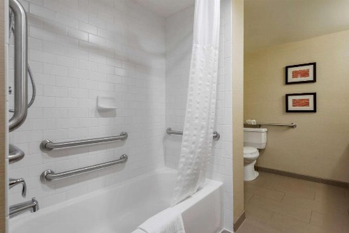 Comfort Inn The Pointe - image 30