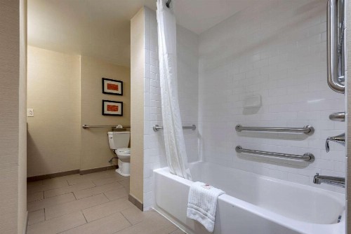 Comfort Inn The Pointe - image 36