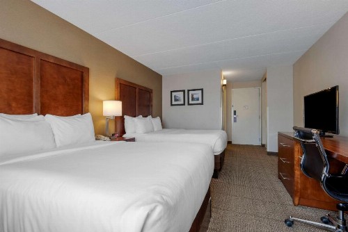 Comfort Inn The Pointe - image 9