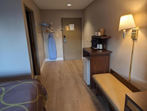 Super 8 by Wyndham Niagara Falls - image 16