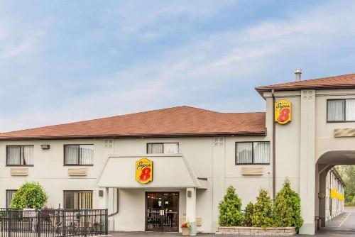 Super 8 by Wyndham Niagara Falls - image 2