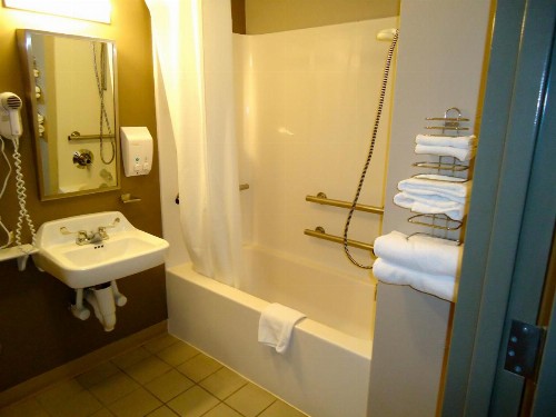 Super 8 by Wyndham Niagara Falls - image 31