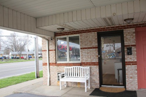 Sterling Inn near IAG Airport - image 16