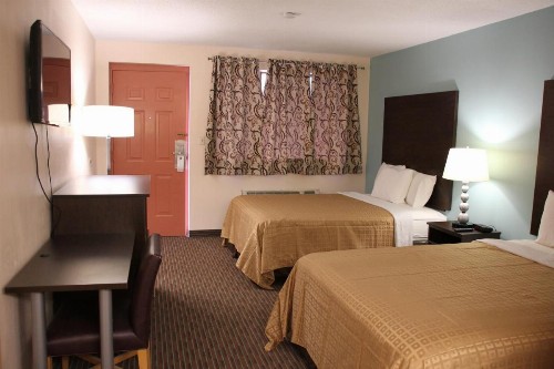 Sterling Inn near IAG Airport - image 17