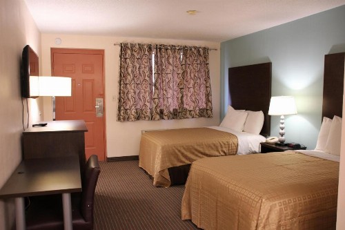 Sterling Inn near IAG Airport - image 22