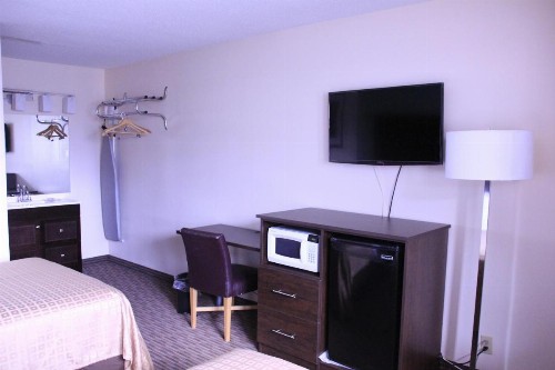 Sterling Inn near IAG Airport - image 25