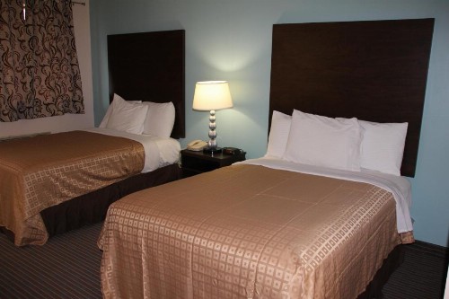 Sterling Inn near IAG Airport - image 29
