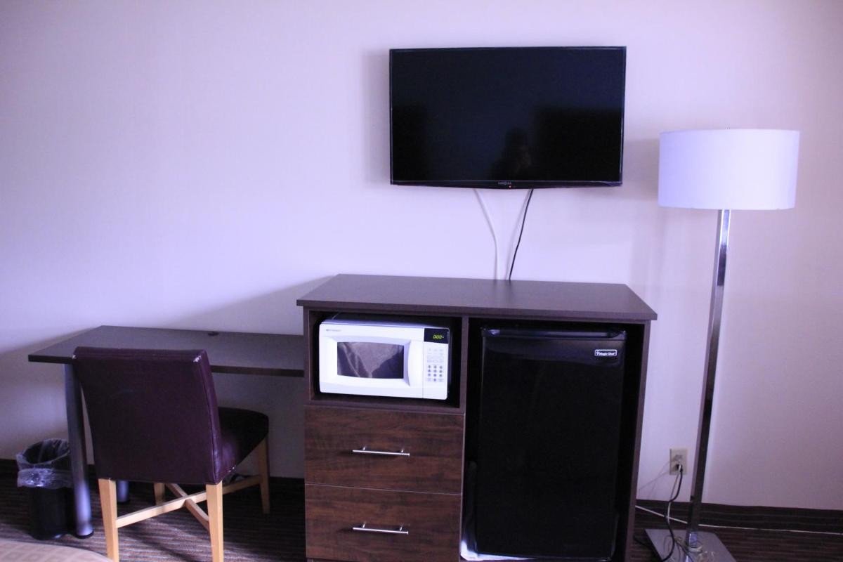 Sterling Inn near IAG Airport - image 3