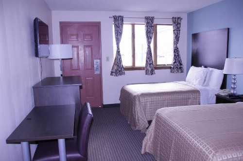Sterling Inn near IAG Airport - image 30