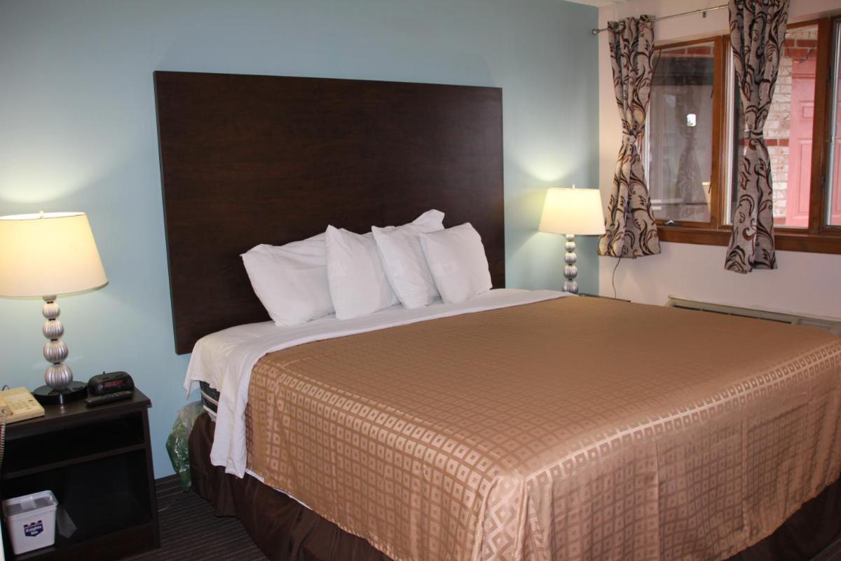 Sterling Inn near IAG Airport - image 7
