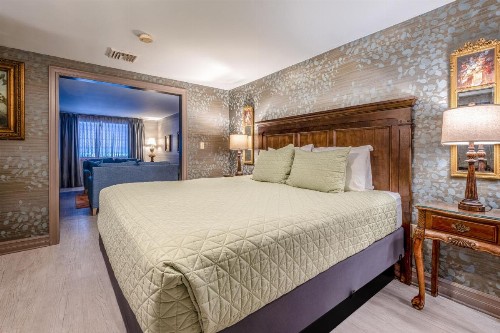 Red Coach Inn - image 23