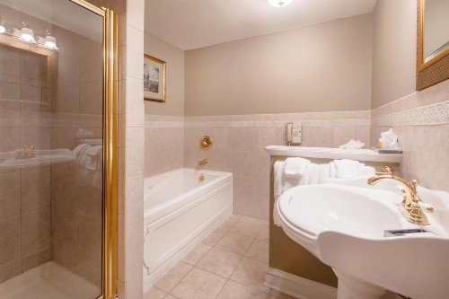 Red Coach Inn - image 41