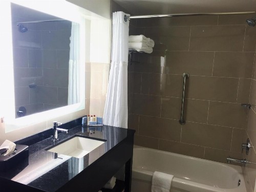 Wingate by Wyndham Niagara Falls - image 7