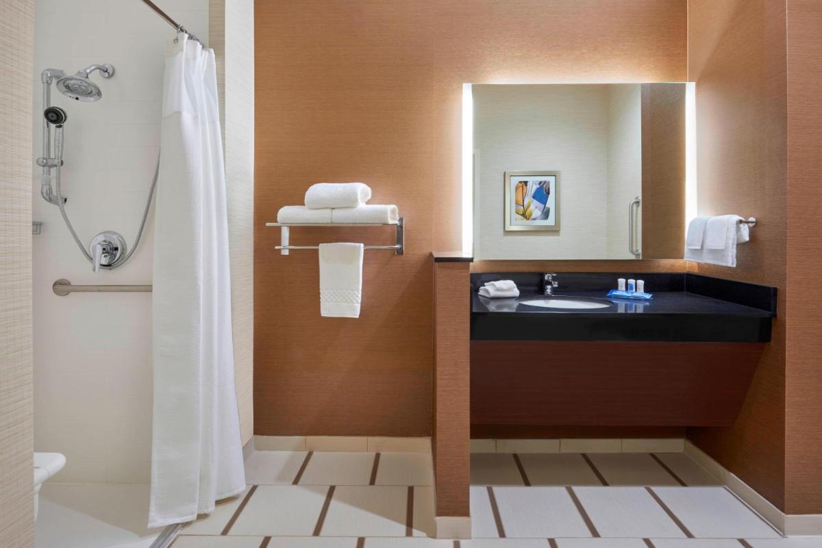 Fairfield Inn & Suites by Marriott Niagara Falls - image 3