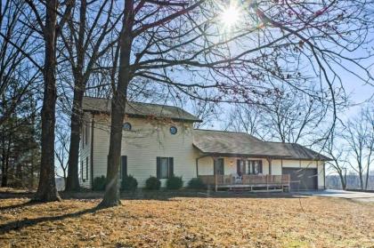 Quiet Cottage with Porch Btwn Branson and Springfield!