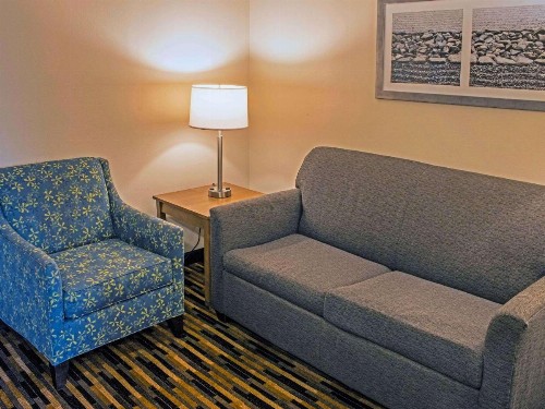 Quality Suites Lake Wright Norfolk Airport - image 10