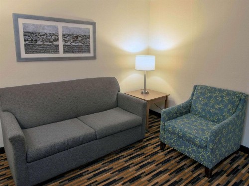 Quality Suites Lake Wright Norfolk Airport - image 11