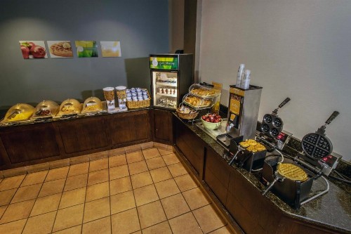 Quality Suites Lake Wright Norfolk Airport - image 25