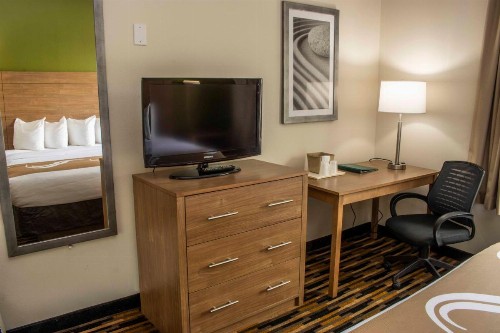Quality Suites Lake Wright Norfolk Airport - image 35