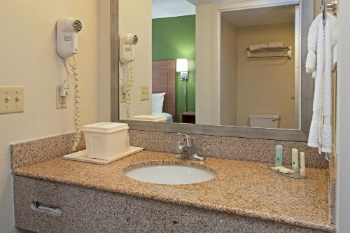 Quality Suites Lake Wright Norfolk Airport - image 6