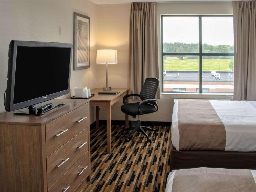 Quality Suites Lake Wright Norfolk Airport - image 7