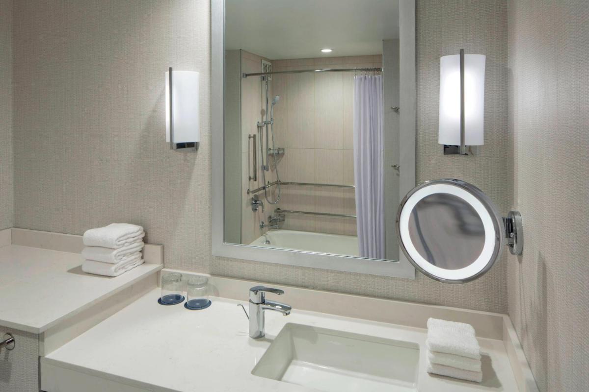 Sheraton Norfolk Waterside Hotel - image 2