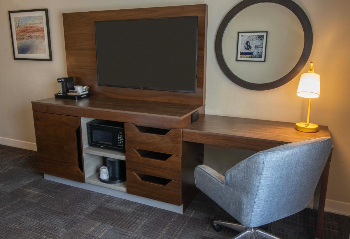 Hampton Inn & Suites Norfolk-Airport - image 2