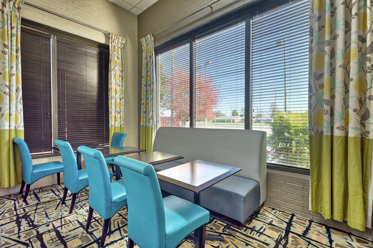 Hampton Inn Norfolk-Naval Base - image 5