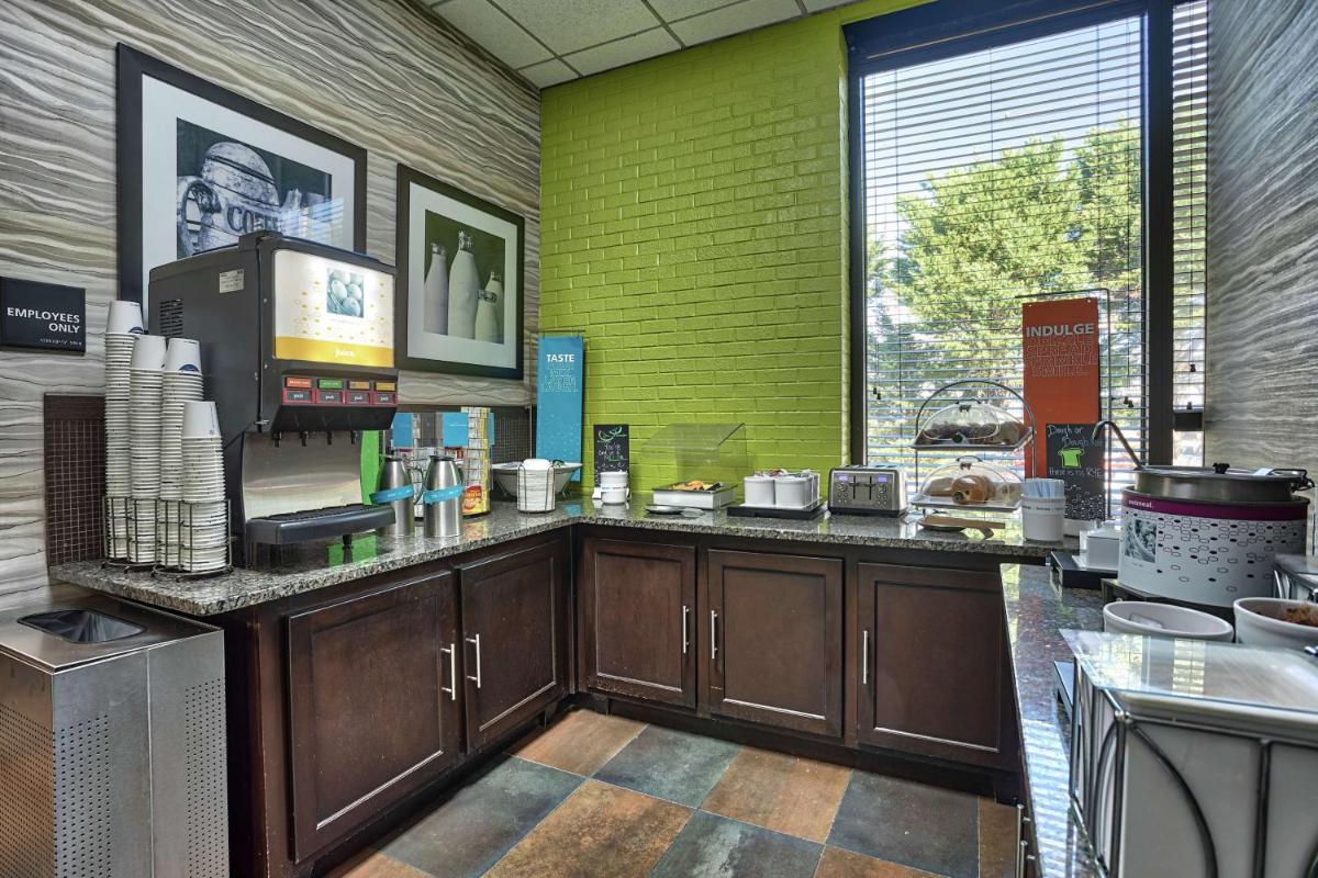 Hampton Inn Norfolk-Naval Base - image 7