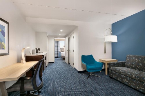 Holiday Inn Express Hotel & Suites Norfolk Airport an IHG Hotel - image 2