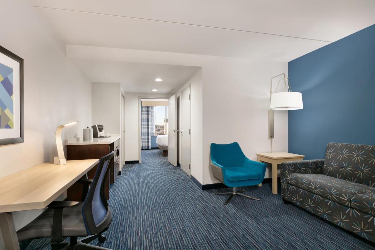 Holiday Inn Express Hotel & Suites Norfolk Airport an IHG Hotel - image 2