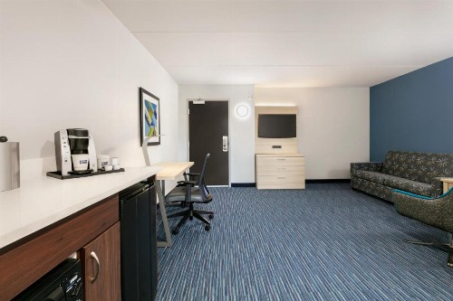 Holiday Inn Express Hotel & Suites Norfolk Airport an IHG Hotel - image 23