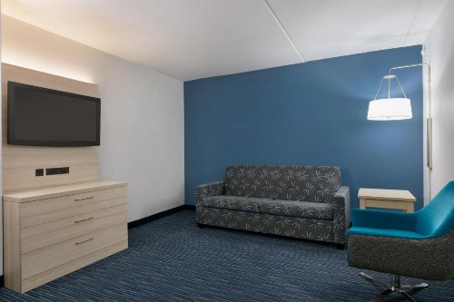 Holiday Inn Express Hotel & Suites Norfolk Airport an IHG Hotel - image 3