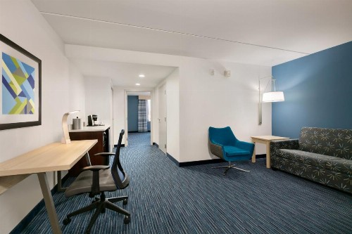 Holiday Inn Express Hotel & Suites Norfolk Airport an IHG Hotel - image 32