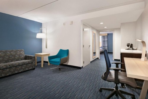Holiday Inn Express Hotel & Suites Norfolk Airport an IHG Hotel - image 4