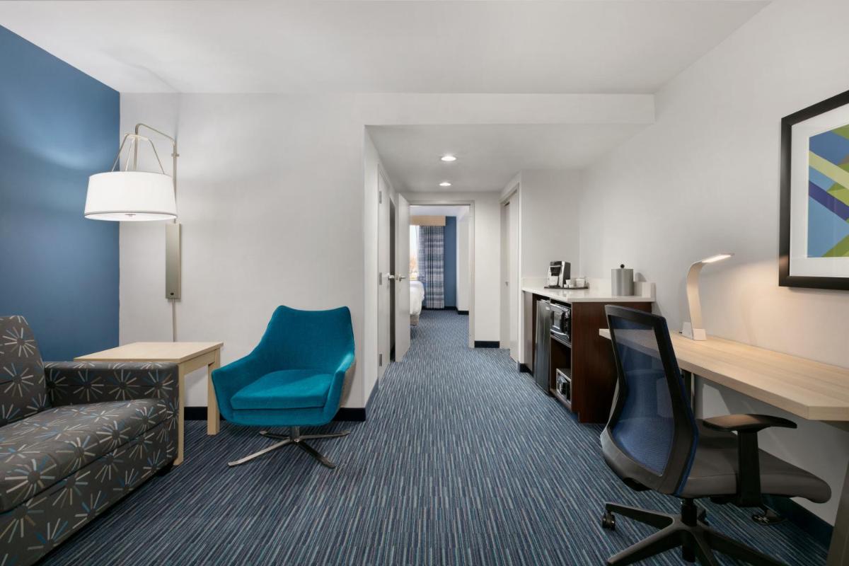Holiday Inn Express Hotel & Suites Norfolk Airport an IHG Hotel - image 5