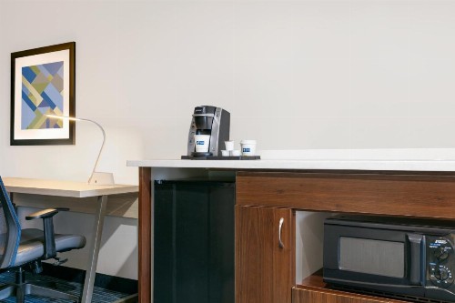 Holiday Inn Express Hotel & Suites Norfolk Airport an IHG Hotel - image 6