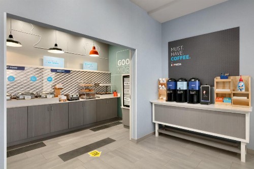 Holiday Inn Express Hotel & Suites Norfolk Airport an IHG Hotel - image 8
