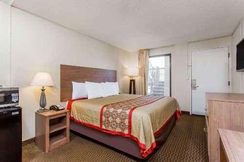 Days Inn by Wyndham Norfolk Airport - image 11