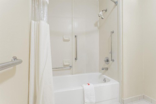 Days Inn by Wyndham Norfolk Airport - image 25
