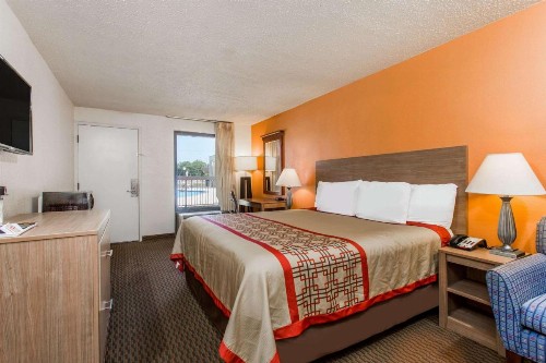 Days Inn by Wyndham Norfolk Airport - image 5