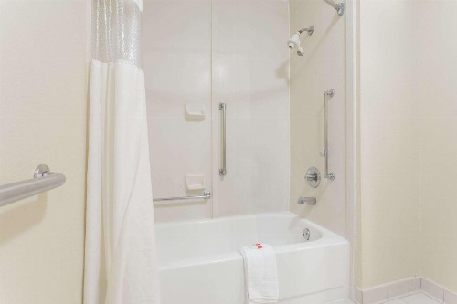 Days Inn by Wyndham Norfolk Airport - image 6