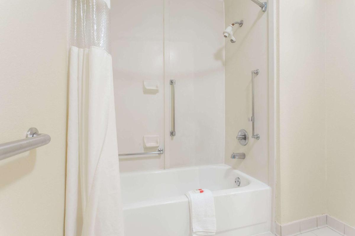 Days Inn by Wyndham Norfolk Airport - image 6