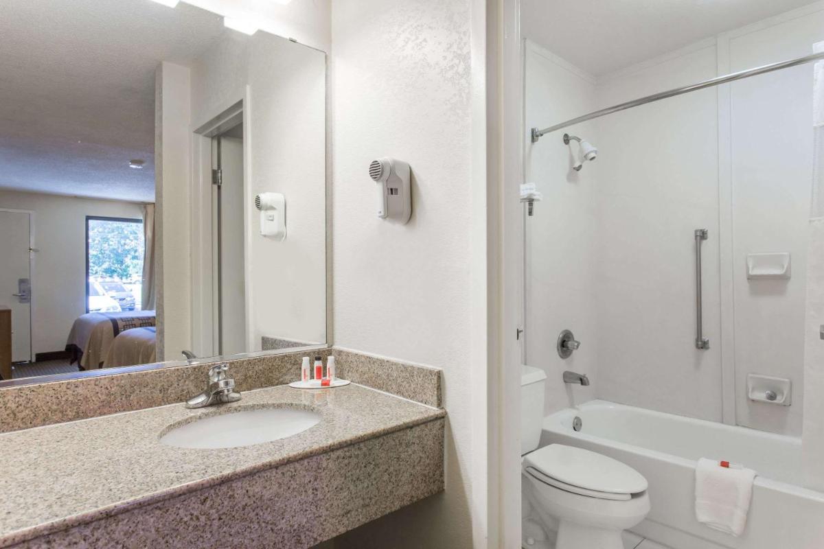 Days Inn by Wyndham Norfolk Airport - image 7