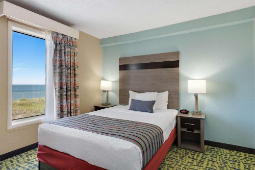 Best Western Plus Holiday Sands Inn & Suites - image 10